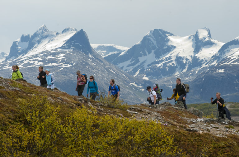 Hikers on their way up to Keiservarden. Photo: Ernst Furuhatt / nordnorge.com
