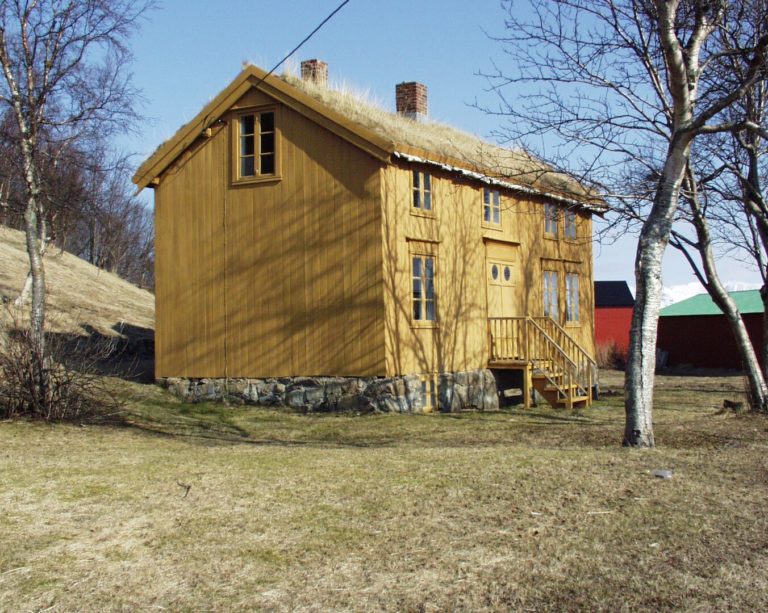Newly raked around the Ole Ottesen house at Bjarkøy © Sør-Troms Museum