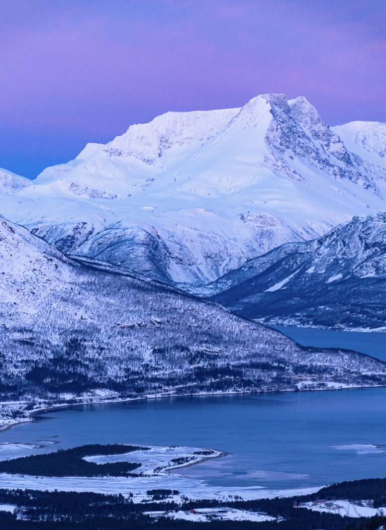 Blue with a hint of pink in the inner part of the Lyngen Fjord © Marie Angelsen