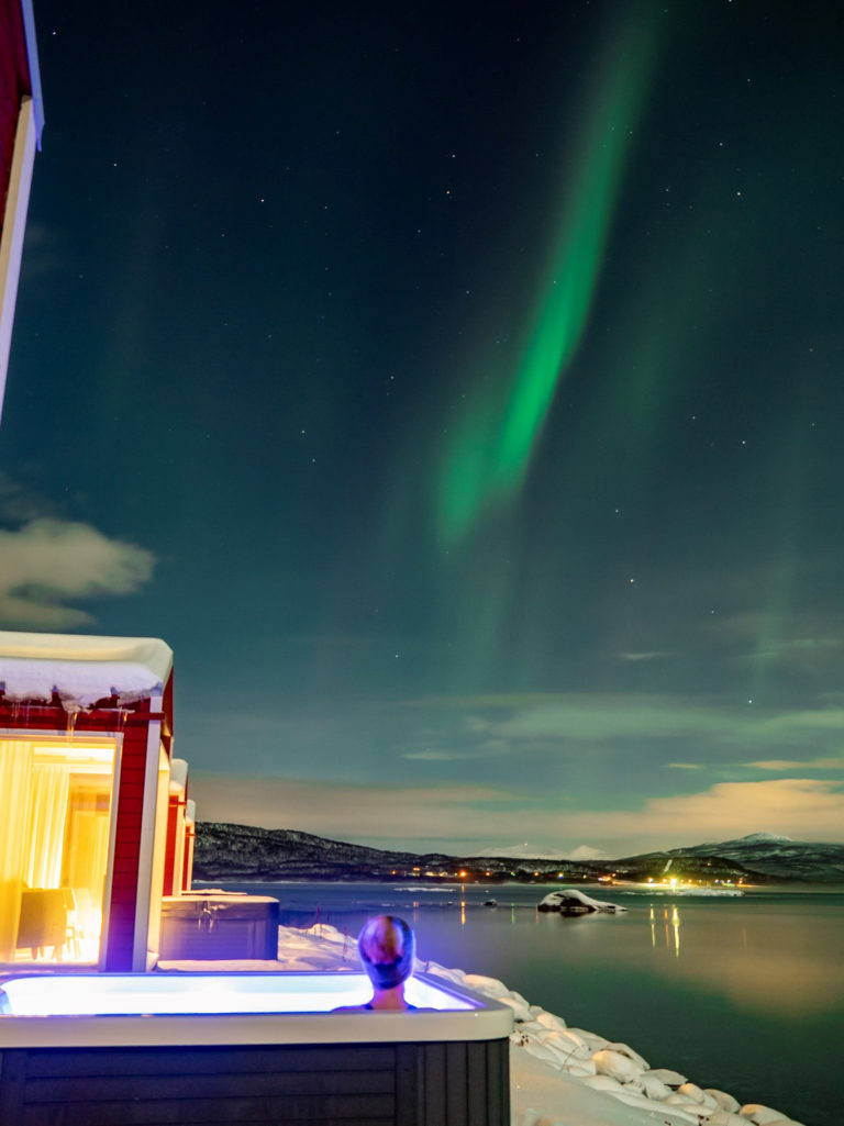 A little dance at night over the hot tub at Tranøybotn © Sigurd Braathen Reigstad / Norwegian Wild