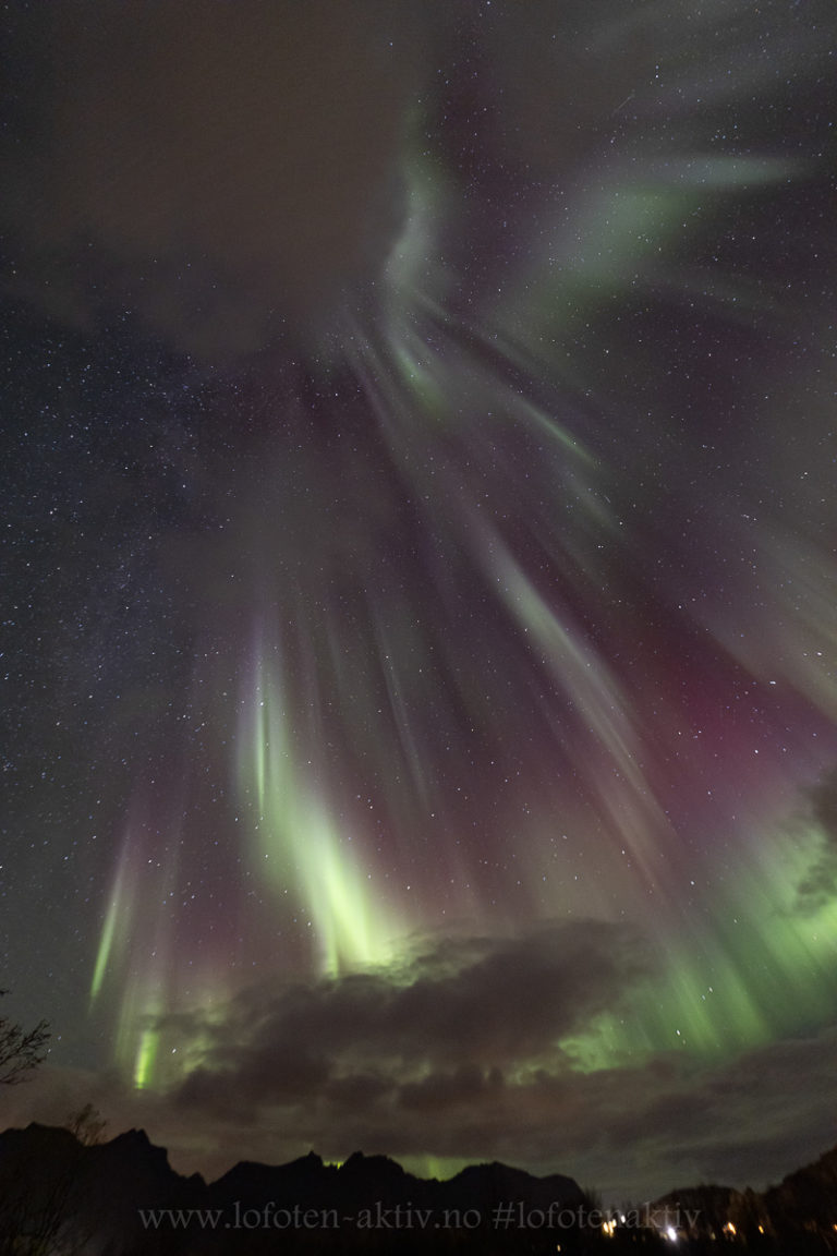 Red tones in a corona, lasting but a few seconds © Lofoten Aktiv