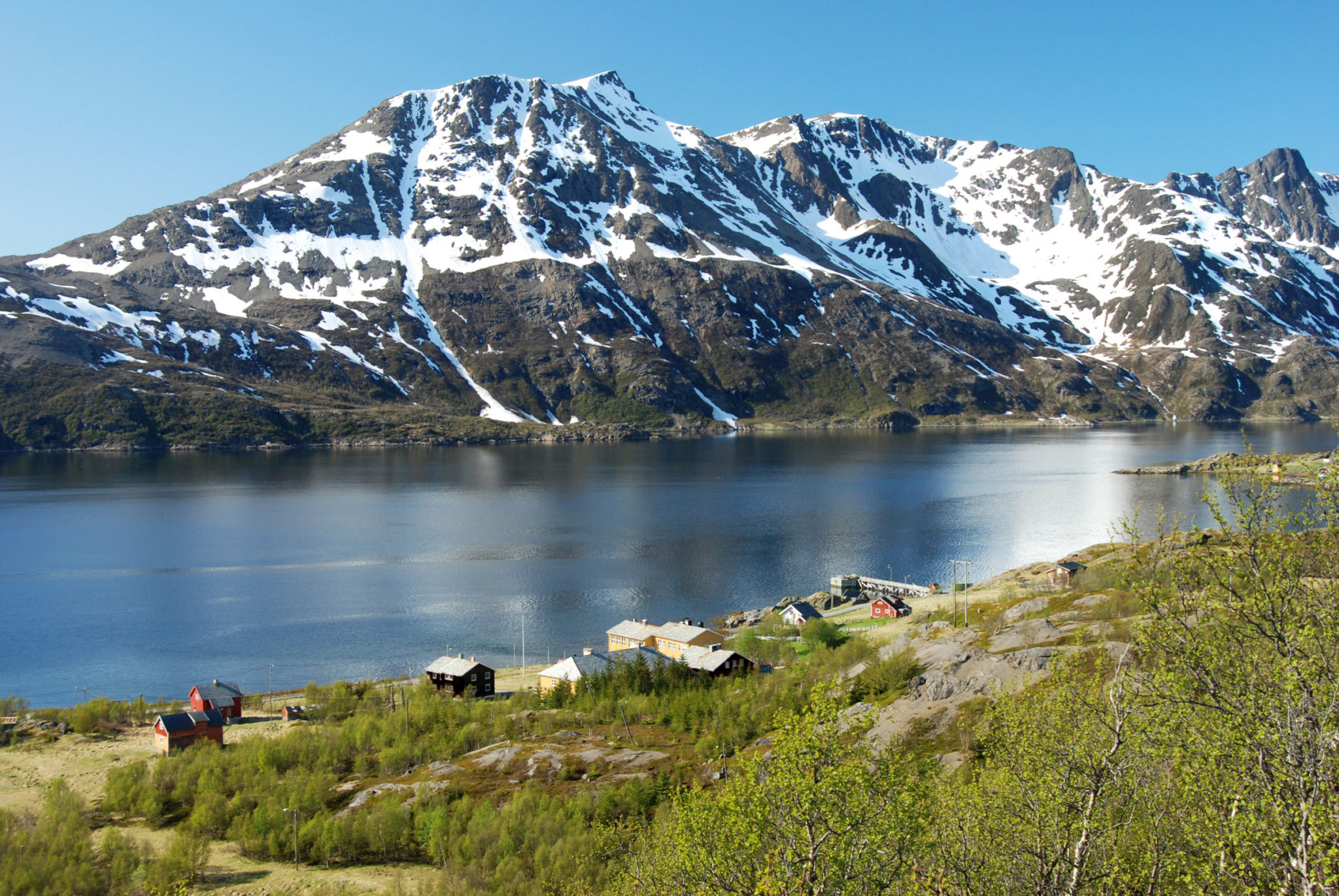 Altneset is the name of this settlement Seiland Island, all in the greenery of early summer. You can stay the night in the old boarding school, Seiland House © Seiland House