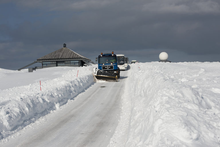 Sunny trip returning from the North Cape to Skarsvåg. Even if the weather is really nice, there is no driving without a plough. One never knows when bad weather strikes © Morten Broks