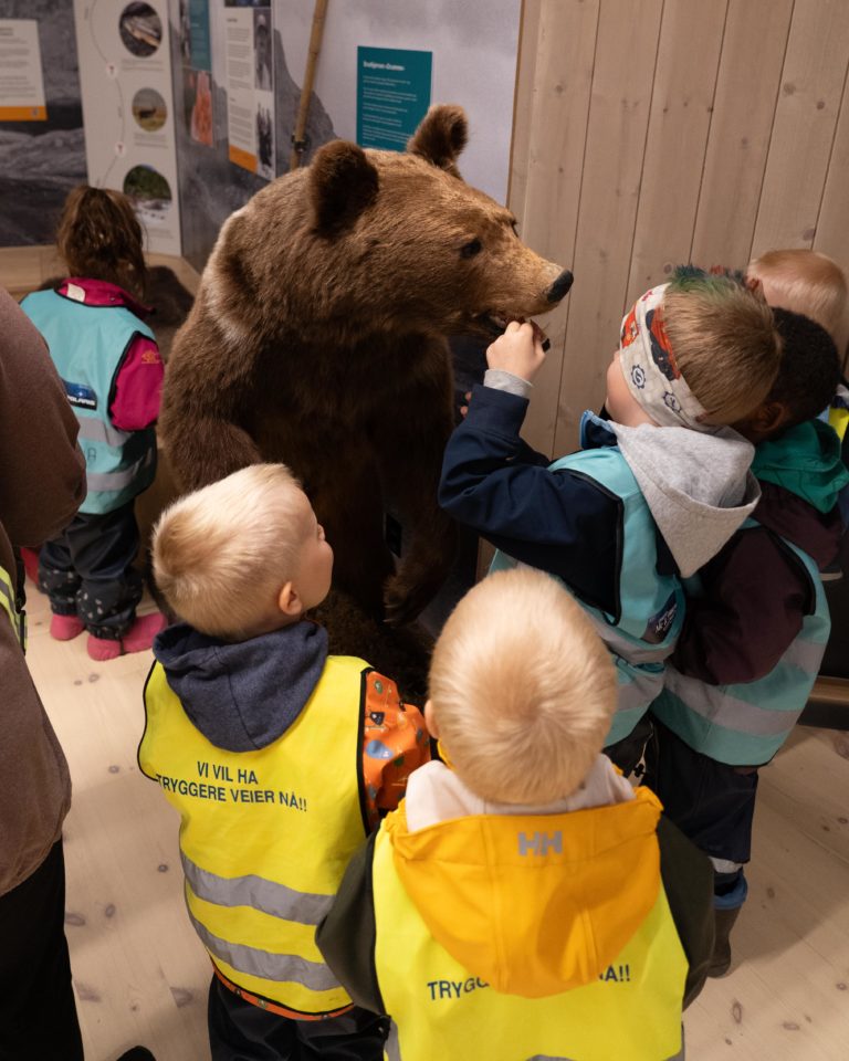 Bear and school children, from the exhibition "Irreplaceable". Photo: Laila Ingvaldsen / Nordland National Park Center