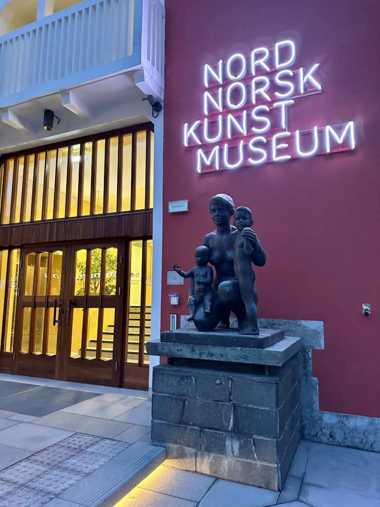 "The Mother and the Children" by artist Arne Durban (1951) outside the NordNorsk KunstMuseum Bodø, the former Bodø Sparebank building. Photo: Roger Johansen / nordnorge.com