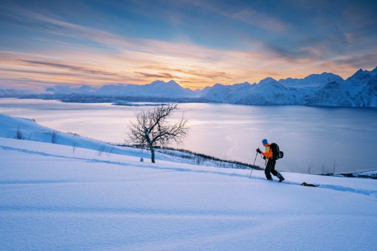 The Lyngen Alps are a mountain chain of 80 km in lenght and up to 1833 metres height © Petr Pavlíček / Visit Lyngenfjord